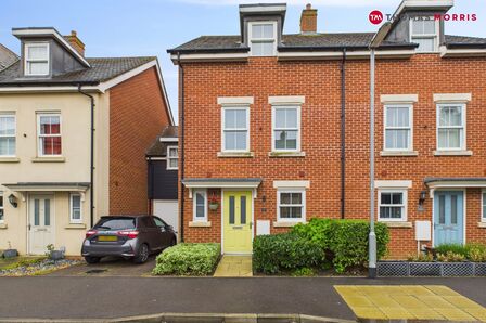 Walker Mead, 4 bedroom Mid Terrace House for sale, £415,000