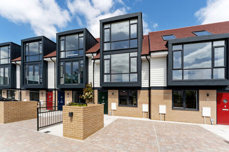 3 bedroom Mid Terrace House for sale