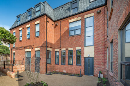 Harlow House, 1 bedroom  Flat for sale, £250,000