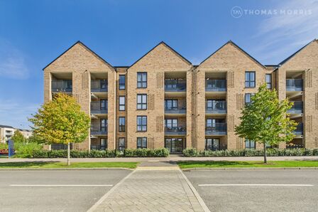 Field Maple Close, 1 bedroom  Flat for sale, £205,000