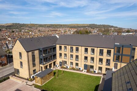 Arras Close, 2 bedroom  Flat for sale, £217,500