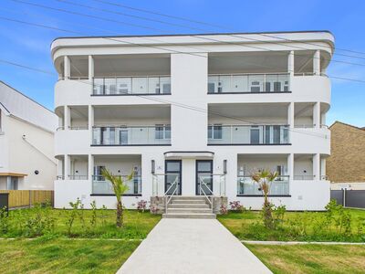 The Parade, 2 bedroom Flat for sale, &pound;450,000