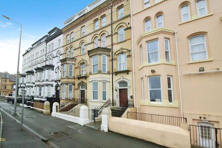 East Parade, 2 bedroom  Flat for sale, £120,000