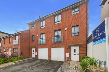 Moss Street, 3 bedroom End Terrace House for sale, &pound;290,000