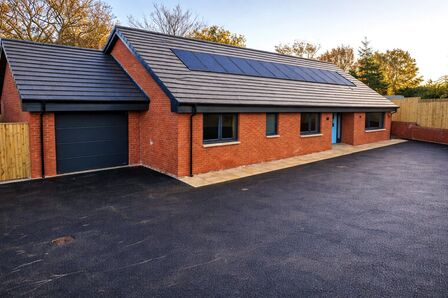 Bluebell Gardens, 3 bedroom Detached Bungalow for sale, &pound;350,000