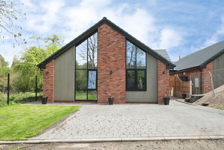 Off the Avenue, 4 bedroom Detached Bungalow for sale, &pound;490,000
