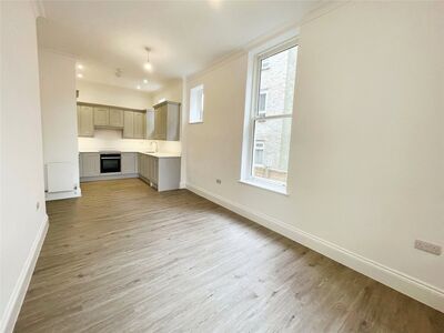 Copers Cope Road, 2 bedroom  Flat for sale, £420,000
