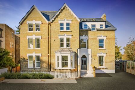 Copers Cope Road, 2 bedroom  Flat for sale, £430,000