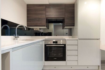 Restmor Way, 1 bedroom  Flat for sale, £279,000