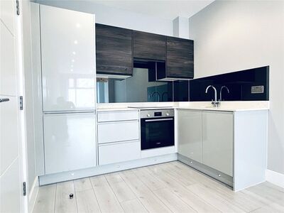 Restmor Way, 1 bedroom  Flat for sale, £289,000